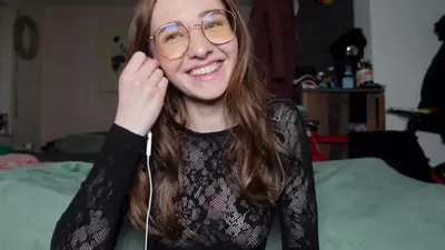 Squirt bis auf den Boden, Handy-Porno inklusive