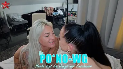 Lesbische Show mit Zuschauern auf der Couch