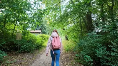 Spaziergang durch den Wald mit Seeblick und Kick